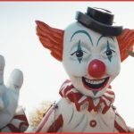 Una scena di Clown In A Cornfield