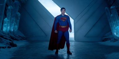 Il supereroe in una scena del film