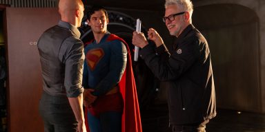 Il regista James Gunn sul set insieme agli attori 
