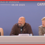 Emma Stone, Yorgos Lanthimos e Jesse Plemons durante la conferenza stampa di Bugonia a Venezia 82