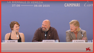 Emma Stone, Yorgos Lanthimos e Jesse Plemons durante la conferenza stampa di Bugonia a Venezia 82