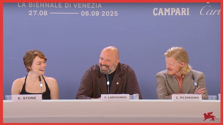 Emma Stone, Yorgos Lanthimos e Jesse Plemons durante la conferenza stampa di Bugonia a Venezia 82