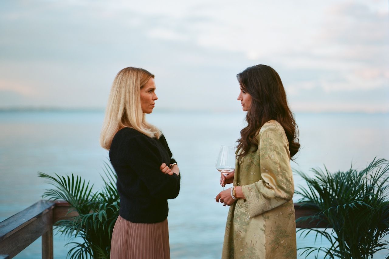 Marie Bach Hansen e Danica Curcic in una scena della serie  