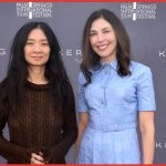 La regista di Hamnet Chloé Zhao posa con Ewa Abrams, presidente di Kering Americas, alla 37ª edizione del Palm Springs International Film Festival.