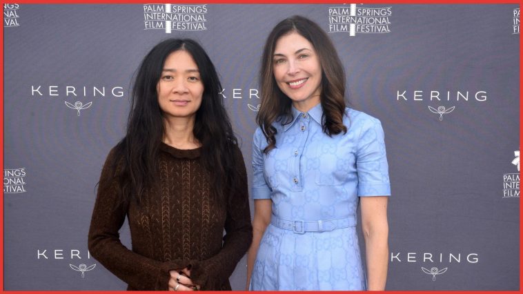 La regista di Hamnet Chloé Zhao posa con Ewa Abrams, presidente di Kering Americas, alla 37ª edizione del Palm Springs International Film Festival.