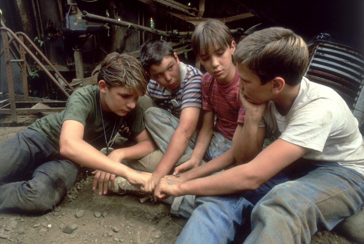 Corey Feldman, Jerry OConnell, Wil Wheaton and River Phoenix in a scene from Stand by me.